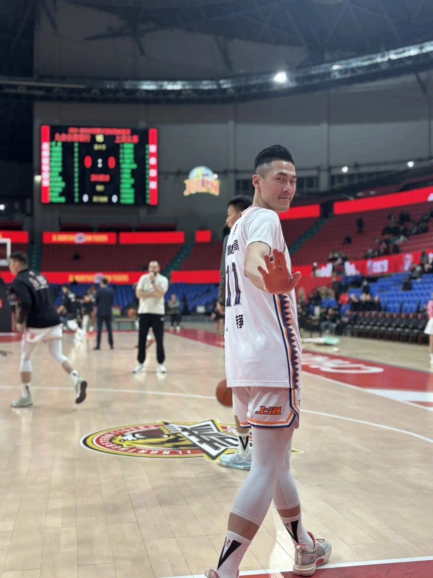 包含转会期体能课后，福建男篮手感冰凉备战NBA总决赛，话题不断，更衣室氛围转暖的词条